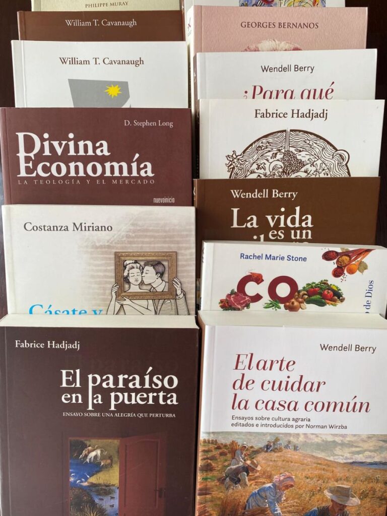 Libros del catálogo de Editorial Nuevo Inicio expuestos sobre una mesa