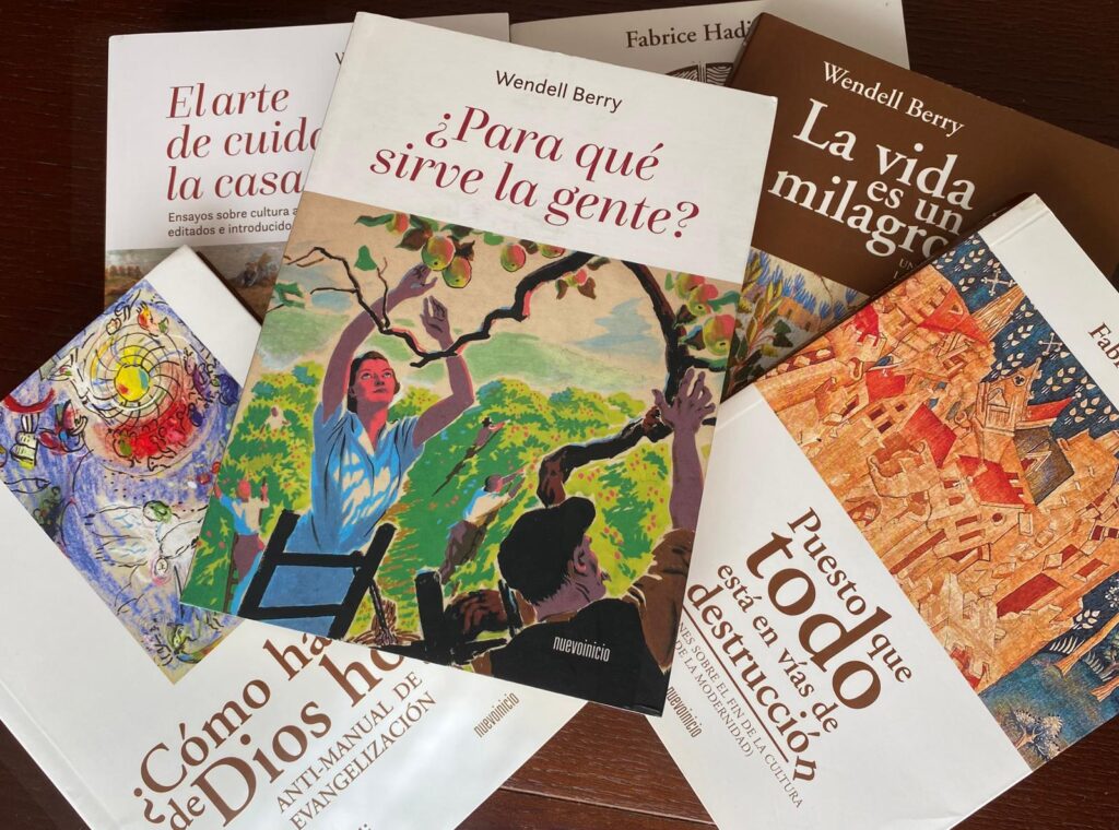 Catálogo Editorial Nuevo Inicio Libros del catálogo de Editorial Nuevo Inicio sobre una mesa
